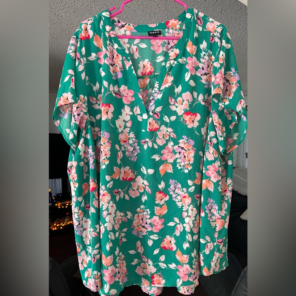 Torrid Georgette Hi-Low Short Sleeve NWT
Blouse Floral Green Print Torrid size 4